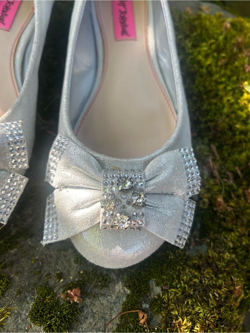 Betsey Johnson Silver Glitter Bow Flats with Crystal Accent - Size 5.5 - Picture 3 of 11